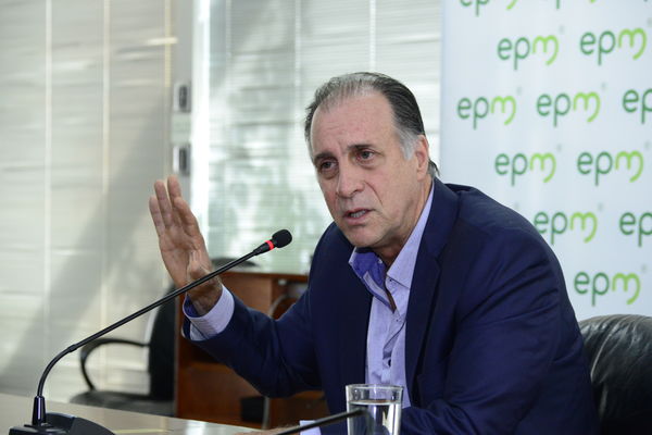 Rueda Prensa Contingencia Hidroituango  John Maya Salazar
Fecha: Mayo 28 2018.
Rueda Prensa Contingencia Hidroituango, John Maya Salazar.
Para descargar esta fotografía en alta resolución, haga clic sobre la imagen hasta que la misma se despliegue en la pantalla completa; luego dé clic derecho y elija la opción "guardar imagen como". 
En caso de publicación por cualquier medio, solicitamos acompañarla del crédito: "Foto EPM"
Palabras clave: Rueda Prensa Contingencia Hidroituango  John Maya Salazar