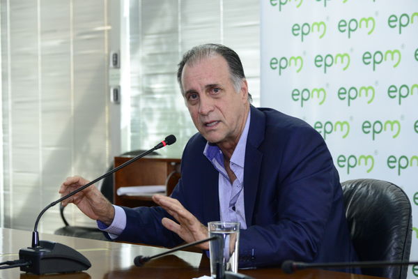 Rueda Prensa Contingencia Hidroituango  John Maya Salazar
Fecha: Mayo 28 2018.
Rueda Prensa Contingencia Hidroituango, John Maya Salazar.
Para descargar esta fotografía en alta resolución, haga clic sobre la imagen hasta que la misma se despliegue en la pantalla completa; luego dé clic derecho y elija la opción "guardar imagen como". 
En caso de publicación por cualquier medio, solicitamos acompañarla del crédito: "Foto EPM"
Palabras clave: Rueda Prensa Contingencia Hidroituango  John Maya Salazar