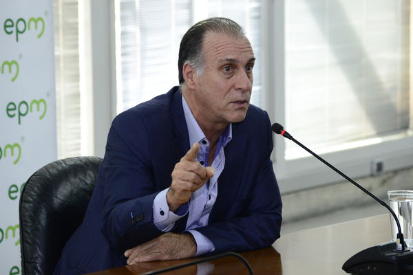 Rueda Prensa Contingencia Hidroituango  John Maya Salazar
Fecha: Mayo 28 2018.
Rueda Prensa Contingencia Hidroituango, John Maya Salazar.
Para descargar esta fotografía en alta resolución, haga clic sobre la imagen hasta que la misma se despliegue en la pantalla completa; luego dé clic derecho y elija la opción "guardar imagen como". 
En caso de publicación por cualquier medio, solicitamos acompañarla del crédito: "Foto EPM"
Palabras clave: Rueda Prensa Contingencia Hidroituango  John Maya Salazar