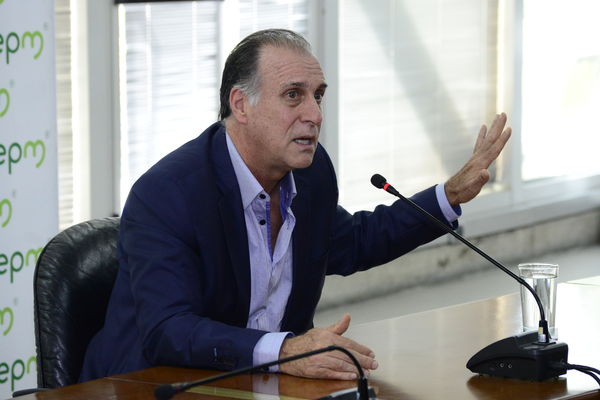 Rueda Prensa Contingencia Hidroituango  John Maya Salazar
Fecha: Mayo 28 2018.
Rueda Prensa Contingencia Hidroituango, John Maya Salazar.
Para descargar esta fotografía en alta resolución, haga clic sobre la imagen hasta que la misma se despliegue en la pantalla completa; luego dé clic derecho y elija la opción "guardar imagen como". 
En caso de publicación por cualquier medio, solicitamos acompañarla del crédito: "Foto EPM"
Palabras clave: Rueda Prensa Contingencia Hidroituango  John Maya Salazar