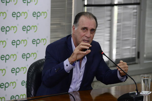 Rueda Prensa Contingencia Hidroituango  John Maya Salazar
Fecha: Mayo 28 2018.
Rueda Prensa Contingencia Hidroituango, John Maya Salazar.
Para descargar esta fotografía en alta resolución, haga clic sobre la imagen hasta que la misma se despliegue en la pantalla completa; luego dé clic derecho y elija la opción "guardar imagen como". 
En caso de publicación por cualquier medio, solicitamos acompañarla del crédito: "Foto EPM"
Palabras clave: Rueda Prensa Contingencia Hidroituango  John Maya Salazar