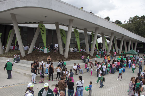 Inauguración UVA San Cristóbal
Inauguración UVA San Cristóbal
Fecha: Mayo 3 de 2016
Para descargar esta fotografía en alta resolución, haga clic sobre la imagen hasta que la misma se despliegue en la pantalla completa; luego dé clic derecho y elija la opción "guardar imagen como". 
En caso de publicación por cualquier medio, solicitamos acompañarla del crédito: "Foto EPM"
Palabras clave: Inauguración UVA San Cristóbal