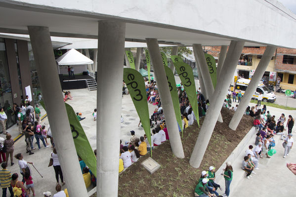 Inauguración UVA San Cristóbal
Inauguración UVA San Cristóbal
Fecha: Mayo 3 de 2016
Para descargar esta fotografía en alta resolución, haga clic sobre la imagen hasta que la misma se despliegue en la pantalla completa; luego dé clic derecho y elija la opción "guardar imagen como". 
En caso de publicación por cualquier medio, solicitamos acompañarla del crédito: "Foto EPM"
Palabras clave: Inauguración UVA San Cristóbal