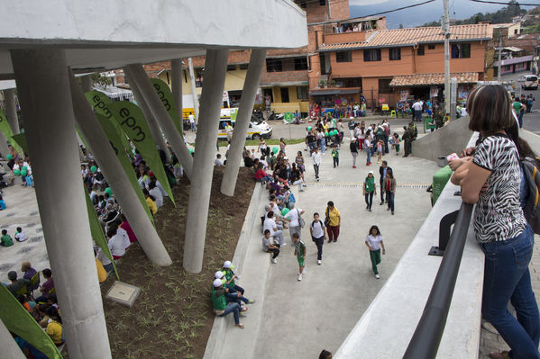 Inauguración UVA San Cristóbal
Inauguración UVA San Cristóbal
Fecha: Mayo 3 de 2016
Para descargar esta fotografía en alta resolución, haga clic sobre la imagen hasta que la misma se despliegue en la pantalla completa; luego dé clic derecho y elija la opción "guardar imagen como". 
En caso de publicación por cualquier medio, solicitamos acompañarla del crédito: "Foto EPM"
Palabras clave: Inauguración UVA San Cristóbal