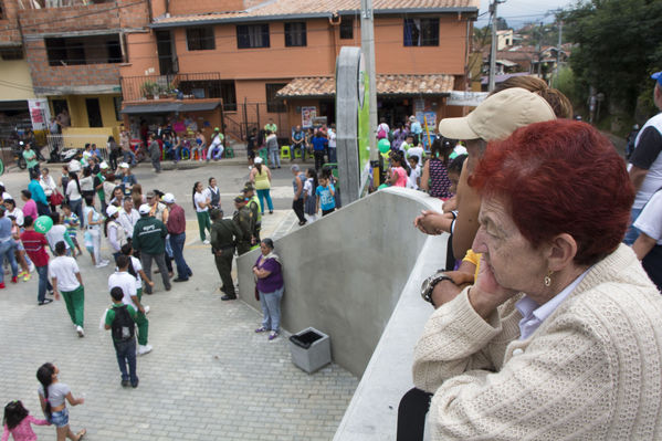 Inauguración UVA San Cristóbal
Inauguración UVA San Cristóbal
Fecha: Mayo 3 de 2016
Para descargar esta fotografía en alta resolución, haga clic sobre la imagen hasta que la misma se despliegue en la pantalla completa; luego dé clic derecho y elija la opción "guardar imagen como". 
En caso de publicación por cualquier medio, solicitamos acompañarla del crédito: "Foto EPM"
Palabras clave: Inauguración UVA San Cristóbal