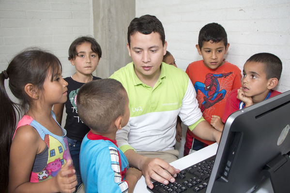 Inauguración UVA San Cristóbal
Inauguración UVA San Cristóbal
Fecha: Mayo 3 de 2016
Para descargar esta fotografía en alta resolución, haga clic sobre la imagen hasta que la misma se despliegue en la pantalla completa; luego dé clic derecho y elija la opción "guardar imagen como". 
En caso de publicación por cualquier medio, solicitamos acompañarla del crédito: "Foto EPM"
Palabras clave: Inauguración UVA San Cristóbal