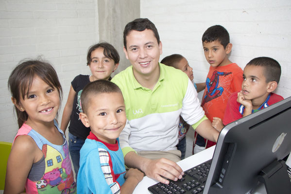 Inauguración UVA San Cristóbal
Inauguración UVA San Cristóbal
Fecha: Mayo 3 de 2016
Para descargar esta fotografía en alta resolución, haga clic sobre la imagen hasta que la misma se despliegue en la pantalla completa; luego dé clic derecho y elija la opción "guardar imagen como". 
En caso de publicación por cualquier medio, solicitamos acompañarla del crédito: "Foto EPM"
Palabras clave: Inauguración UVA San Cristóbal