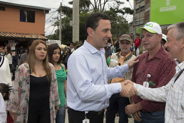 Inauguración UVA San Cristóbal
Inauguración UVA San Cristóbal
Fecha: Mayo 3 de 2016
Para descargar esta fotografía en alta resolución, haga clic sobre la imagen hasta que la misma se despliegue en la pantalla completa; luego dé clic derecho y elija la opción "guardar imagen como". 
En caso de publicación por cualquier medio, solicitamos acompañarla del crédito: "Foto EPM"
Palabras clave: Inauguración UVA San Cristóbal