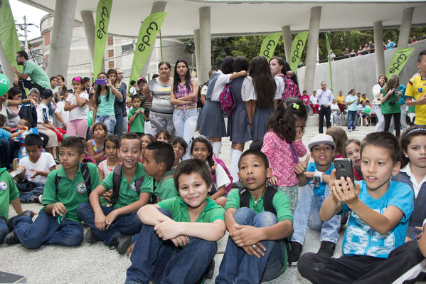 Inauguración UVA San Cristóbal
Inauguración UVA San Cristóbal
Fecha: Mayo 3 de 2016
Para descargar esta fotografía en alta resolución, haga clic sobre la imagen hasta que la misma se despliegue en la pantalla completa; luego dé clic derecho y elija la opción "guardar imagen como". 
En caso de publicación por cualquier medio, solicitamos acompañarla del crédito: "Foto EPM"
Palabras clave: Inauguración UVA San Cristóbal