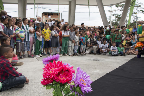 Inauguración UVA San Cristóbal
Inauguración UVA San Cristóbal
Fecha: Mayo 3 de 2016
Para descargar esta fotografía en alta resolución, haga clic sobre la imagen hasta que la misma se despliegue en la pantalla completa; luego dé clic derecho y elija la opción "guardar imagen como". 
En caso de publicación por cualquier medio, solicitamos acompañarla del crédito: "Foto EPM"
Palabras clave: Inauguración UVA San Cristóbal