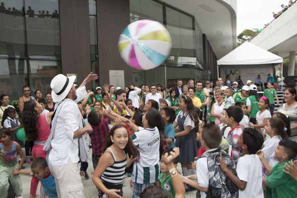 Inauguración UVA San Cristóbal
Inauguración UVA San Cristóbal
Fecha: Mayo 3 de 2016
Para descargar esta fotografía en alta resolución, haga clic sobre la imagen hasta que la misma se despliegue en la pantalla completa; luego dé clic derecho y elija la opción "guardar imagen como". 
En caso de publicación por cualquier medio, solicitamos acompañarla del crédito: "Foto EPM"
Palabras clave: Inauguración UVA San Cristóbal