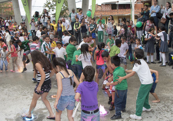 Inauguración UVA San Cristóbal
Inauguración UVA San Cristóbal
Fecha: Mayo 3 de 2016
Para descargar esta fotografía en alta resolución, haga clic sobre la imagen hasta que la misma se despliegue en la pantalla completa; luego dé clic derecho y elija la opción "guardar imagen como". 
En caso de publicación por cualquier medio, solicitamos acompañarla del crédito: "Foto EPM"
Palabras clave: Inauguración UVA San Cristóbal