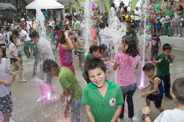 Inauguración UVA San Cristóbal
Inauguración UVA San Cristóbal
Fecha: Mayo 3 de 2016
Para descargar esta fotografía en alta resolución, haga clic sobre la imagen hasta que la misma se despliegue en la pantalla completa; luego dé clic derecho y elija la opción "guardar imagen como". 
En caso de publicación por cualquier medio, solicitamos acompañarla del crédito: "Foto EPM"
Palabras clave: Inauguración UVA San Cristóbal