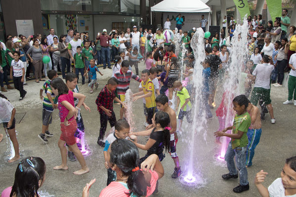 Inauguración UVA San Cristóbal
Inauguración UVA San Cristóbal
Fecha: Mayo 3 de 2016
Para descargar esta fotografía en alta resolución, haga clic sobre la imagen hasta que la misma se despliegue en la pantalla completa; luego dé clic derecho y elija la opción "guardar imagen como". 
En caso de publicación por cualquier medio, solicitamos acompañarla del crédito: "Foto EPM"
Palabras clave: Inauguración UVA San Cristóbal