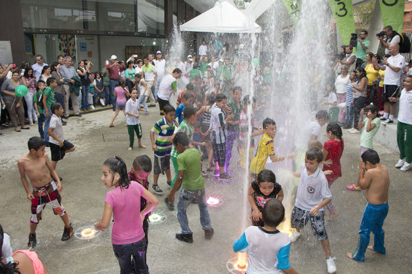 Inauguración UVA San Cristóbal
Inauguración UVA San Cristóbal
Fecha: Mayo 3 de 2016
Para descargar esta fotografía en alta resolución, haga clic sobre la imagen hasta que la misma se despliegue en la pantalla completa; luego dé clic derecho y elija la opción "guardar imagen como". 
En caso de publicación por cualquier medio, solicitamos acompañarla del crédito: "Foto EPM"
Palabras clave: Inauguración UVA San Cristóbal