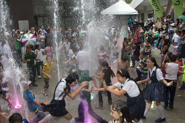 Inauguración UVA San Cristóbal
Inauguración UVA San Cristóbal
Fecha: Mayo 3 de 2016
Para descargar esta fotografía en alta resolución, haga clic sobre la imagen hasta que la misma se despliegue en la pantalla completa; luego dé clic derecho y elija la opción "guardar imagen como". 
En caso de publicación por cualquier medio, solicitamos acompañarla del crédito: "Foto EPM"
Palabras clave: Inauguración UVA San Cristóbal