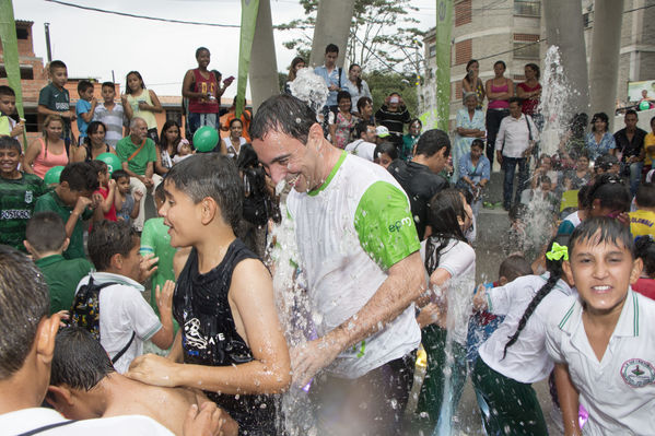 Inauguración UVA San Cristóbal
Inauguración UVA San Cristóbal
Fecha: Mayo 3 de 2016
Para descargar esta fotografía en alta resolución, haga clic sobre la imagen hasta que la misma se despliegue en la pantalla completa; luego dé clic derecho y elija la opción "guardar imagen como". 
En caso de publicación por cualquier medio, solicitamos acompañarla del crédito: "Foto EPM"
Palabras clave: Inauguración UVA San Cristóbal