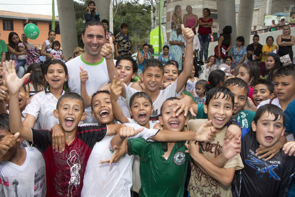 Inauguración UVA San Cristóbal
Inauguración UVA San Cristóbal
Fecha: Mayo 3 de 2016
Para descargar esta fotografía en alta resolución, haga clic sobre la imagen hasta que la misma se despliegue en la pantalla completa; luego dé clic derecho y elija la opción "guardar imagen como". 
En caso de publicación por cualquier medio, solicitamos acompañarla del crédito: "Foto EPM"
Palabras clave: Inauguración UVA San Cristóbal