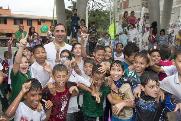 Inauguración UVA San Cristóbal
Inauguración UVA San Cristóbal
Fecha: Mayo 3 de 2016
Para descargar esta fotografía en alta resolución, haga clic sobre la imagen hasta que la misma se despliegue en la pantalla completa; luego dé clic derecho y elija la opción "guardar imagen como". 
En caso de publicación por cualquier medio, solicitamos acompañarla del crédito: "Foto EPM"
Palabras clave: Inauguración UVA San Cristóbal