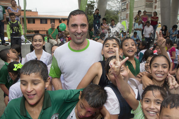 Inauguración UVA San Cristóbal
Inauguración UVA San Cristóbal
Fecha: Mayo 3 de 2016
Para descargar esta fotografía en alta resolución, haga clic sobre la imagen hasta que la misma se despliegue en la pantalla completa; luego dé clic derecho y elija la opción "guardar imagen como". 
En caso de publicación por cualquier medio, solicitamos acompañarla del crédito: "Foto EPM"

Palabras clave: Inauguración UVA San Cristóbal