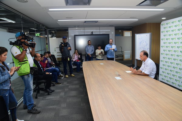 Rueda Prensa Contingencia Hidroituango Mayo 4
Fecha: Mayo 4 2018.
Rueda Prensa Contingencia Hidroituango. 
Para descargar esta fotografía en alta resolución, haga clic sobre la imagen hasta que la misma se despliegue en la pantalla completa; luego dé clic derecho y elija la opción "guardar imagen como". 
En caso de publicación por cualquier medio, solicitamos acompañarla del crédito: "Foto EPM"
Palabras clave: Rueda Prensa Contingencia Hidroituango Mayo 4