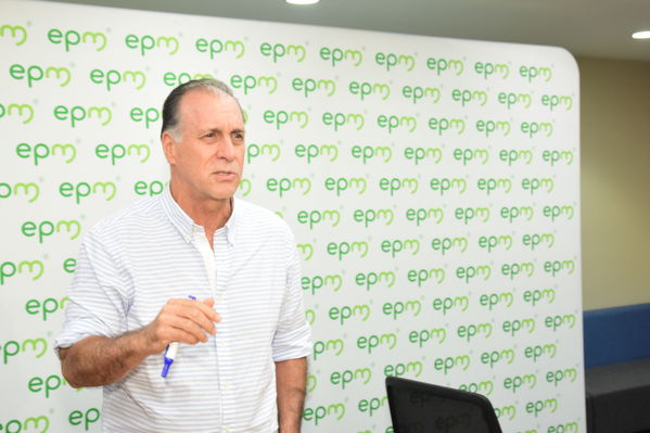 Rueda Prensa Contingencia Hidroituango Mayo 4
Fecha: Mayo 4 2018.
Rueda Prensa Contingencia Hidroituango. 
Para descargar esta fotografía en alta resolución, haga clic sobre la imagen hasta que la misma se despliegue en la pantalla completa; luego dé clic derecho y elija la opción "guardar imagen como". 
En caso de publicación por cualquier medio, solicitamos acompañarla del crédito: "Foto EPM"
Palabras clave: Rueda Prensa Contingencia Hidroituango Mayo 4