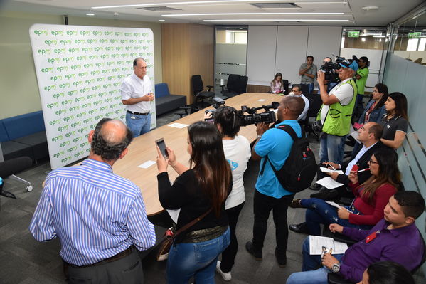 Rueda Prensa Contingencia Hidroituango Mayo 4
Fecha: Mayo 4 2018.
Rueda Prensa Contingencia Hidroituango. 
Para descargar esta fotografía en alta resolución, haga clic sobre la imagen hasta que la misma se despliegue en la pantalla completa; luego dé clic derecho y elija la opción "guardar imagen como". 
En caso de publicación por cualquier medio, solicitamos acompañarla del crédito: "Foto EPM"
Palabras clave: Rueda Prensa Contingencia Hidroituango Mayo 4