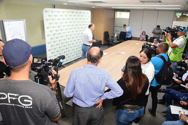Rueda Prensa Contingencia Hidroituango Mayo 4
Fecha: Mayo 4 2018.
Rueda Prensa Contingencia Hidroituango. 
Para descargar esta fotografía en alta resolución, haga clic sobre la imagen hasta que la misma se despliegue en la pantalla completa; luego dé clic derecho y elija la opción "guardar imagen como". 
En caso de publicación por cualquier medio, solicitamos acompañarla del crédito: "Foto EPM"
Palabras clave: Rueda Prensa Contingencia Hidroituango Mayo 4