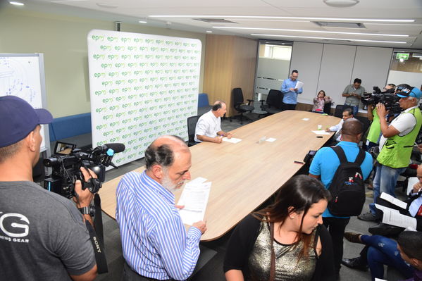 Rueda Prensa Contingencia Hidroituango Mayo 4
Fecha: Mayo 4 2018.
Rueda Prensa Contingencia Hidroituango. 
Para descargar esta fotografía en alta resolución, haga clic sobre la imagen hasta que la misma se despliegue en la pantalla completa; luego dé clic derecho y elija la opción "guardar imagen como". 
En caso de publicación por cualquier medio, solicitamos acompañarla del crédito: "Foto EPM"
Palabras clave: Rueda Prensa Contingencia Hidroituango Mayo 4