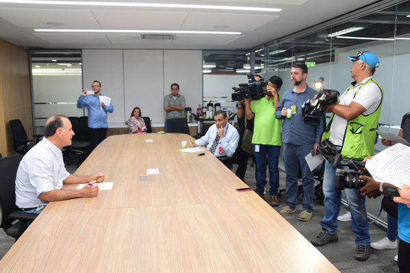 Rueda Prensa Contingencia Hidroituango Mayo 4
Fecha: Mayo 4 2018.
Rueda Prensa Contingencia Hidroituango. 
Para descargar esta fotografía en alta resolución, haga clic sobre la imagen hasta que la misma se despliegue en la pantalla completa; luego dé clic derecho y elija la opción "guardar imagen como". 
En caso de publicación por cualquier medio, solicitamos acompañarla del crédito: "Foto EPM"
Palabras clave: Rueda Prensa Contingencia Hidroituango Mayo 4