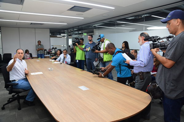 Rueda Prensa Contingencia Hidroituango Mayo 4
Fecha: Mayo 4 2018.
Rueda Prensa Contingencia Hidroituango. 
Para descargar esta fotografía en alta resolución, haga clic sobre la imagen hasta que la misma se despliegue en la pantalla completa; luego dé clic derecho y elija la opción "guardar imagen como". 
En caso de publicación por cualquier medio, solicitamos acompañarla del crédito: "Foto EPM"
Palabras clave: Rueda Prensa Contingencia Hidroituango Mayo 4
