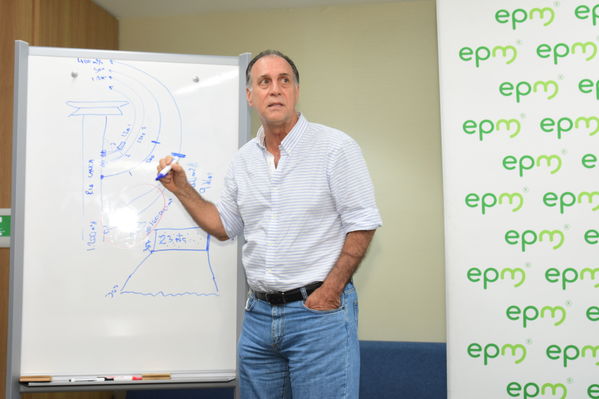 Rueda Prensa Contingencia Hidroituango Mayo 4
Fecha: Mayo 4 2018.
Rueda Prensa Contingencia Hidroituango. 
Para descargar esta fotografía en alta resolución, haga clic sobre la imagen hasta que la misma se despliegue en la pantalla completa; luego dé clic derecho y elija la opción "guardar imagen como". 
En caso de publicación por cualquier medio, solicitamos acompañarla del crédito: "Foto EPM"
Palabras clave: Rueda Prensa Contingencia Hidroituango Mayo 4