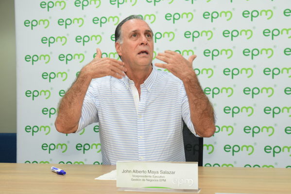 Rueda Prensa evolución situación  proyecto hidroeléctrico Ituango
Fecha: Mayo 4 2018.
Rueda Prensa Contingencia Hidroituango. 
Para descargar esta fotografía en alta resolución, haga clic sobre la imagen hasta que la misma se despliegue en la pantalla completa; luego dé clic derecho y elija la opción "guardar imagen como". 
En caso de publicación por cualquier medio, solicitamos acompañarla del crédito: "Foto EPM"
Palabras clave: Rueda Prensa evolución situación  proyecto hidroeléctrico Ituango
