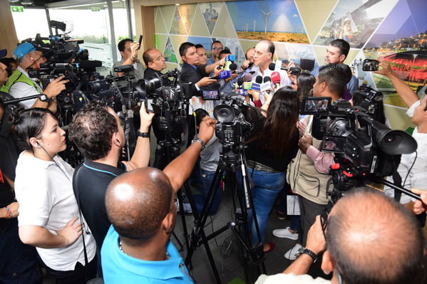 Rueda Prensa evolución situación  proyecto hidroeléctrico Ituango
Fecha: Mayo 4 2018.
Rueda Prensa Contingencia Hidroituango. 
Para descargar esta fotografía en alta resolución, haga clic sobre la imagen hasta que la misma se despliegue en la pantalla completa; luego dé clic derecho y elija la opción "guardar imagen como". 
En caso de publicación por cualquier medio, solicitamos acompañarla del crédito: "Foto EPM"
Palabras clave: Rueda Prensa evolución situación  proyecto hidroeléctrico Ituango