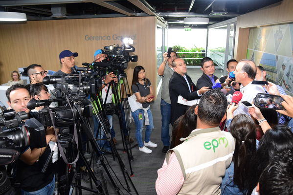 Rueda Prensa evolución situación  proyecto hidroeléctrico Ituango
Fecha: Mayo 4 2018.
Rueda Prensa Contingencia Hidroituango. 
Para descargar esta fotografía en alta resolución, haga clic sobre la imagen hasta que la misma se despliegue en la pantalla completa; luego dé clic derecho y elija la opción "guardar imagen como". 
En caso de publicación por cualquier medio, solicitamos acompañarla del crédito: "Foto EPM"
Palabras clave: Rueda Prensa evolución situación  proyecto hidroeléctrico Ituango