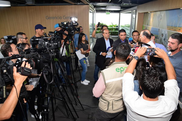 Rueda Prensa evolución situación  proyecto hidroeléctrico Ituango
Fecha: Mayo 4 2018.
Rueda Prensa Contingencia Hidroituango. 
Para descargar esta fotografía en alta resolución, haga clic sobre la imagen hasta que la misma se despliegue en la pantalla completa; luego dé clic derecho y elija la opción "guardar imagen como". 
En caso de publicación por cualquier medio, solicitamos acompañarla del crédito: "Foto EPM"
Palabras clave: Rueda Prensa evolución situación  proyecto hidroeléctrico Ituango