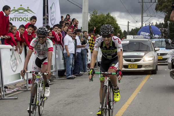 La llegada de la vuelta Antioquia
La llegada de la vuelta Antioquia
Fecha: Mayo 8 de 2014
Para descargar esta fotografía en alta resolución, haga clic sobre la imagen hasta que la misma se despliegue en la pantalla completa; luego dé clic derecho y elija la opción "guardar imagen como". 
En caso de publicación por cualquier medio, solicitamos acompañarla del crédito: "Foto EPM"
Palabras clave: llegada vuelta Antioquia