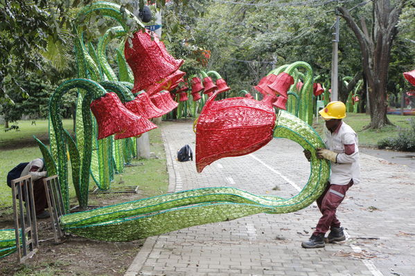 Montaje del árbol gigante de Navidad
Montaje del Alumbrado Navideño 2016
Fecha: Octubre 26 de 2016
Para descargar esta fotografía en alta resolución, haga clic sobre la imagen hasta que la misma se despliegue en la pantalla completa; luego dé clic derecho y elija la opción "guardar imagen como". 
En caso de publicación por cualquier medio, solicitamos acompañarla del crédito: "Foto EPM"
Palabras clave: Montaje Alumbrado Navideño 2016