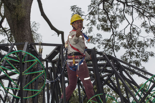 Montaje del árbol gigante de Navidad
Montaje del árbol gigante de Navidad
Fecha: Noviembre 1 de 2016
Para descargar esta fotografía en alta resolución, haga clic sobre la imagen hasta que la misma se despliegue en la pantalla completa; luego dé clic derecho y elija la opción "guardar imagen como". 
En caso de publicación por cualquier medio, solicitamos acompañarla del crédito: "Foto EPM"
Palabras clave: Montaje árbol gigante Navidad