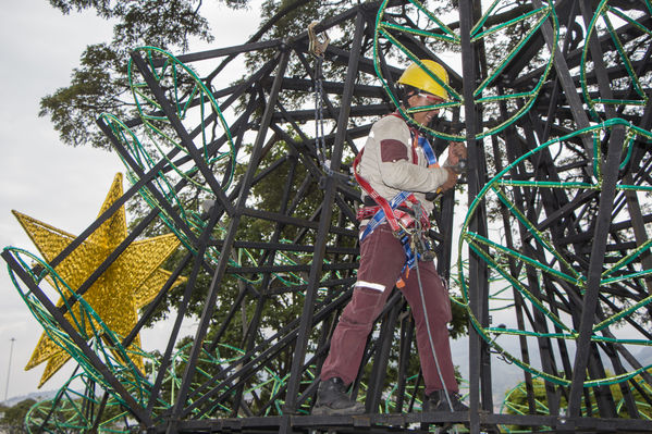 Montaje del árbol gigante de Navidad
Montaje del árbol gigante de Navidad
Fecha: Noviembre 1 de 2016
Para descargar esta fotografía en alta resolución, haga clic sobre la imagen hasta que la misma se despliegue en la pantalla completa; luego dé clic derecho y elija la opción "guardar imagen como". 
En caso de publicación por cualquier medio, solicitamos acompañarla del crédito: "Foto EPM"
Palabras clave: Montaje árbol gigante Navidad