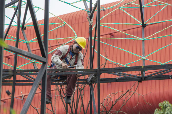 Montaje del árbol gigante de Navidad
Montaje del árbol gigante de Navidad
Fecha: Noviembre 1 de 2016
Para descargar esta fotografía en alta resolución, haga clic sobre la imagen hasta que la misma se despliegue en la pantalla completa; luego dé clic derecho y elija la opción "guardar imagen como". 
En caso de publicación por cualquier medio, solicitamos acompañarla del crédito: "Foto EPM"
Palabras clave: Montaje árbol gigante Navidad