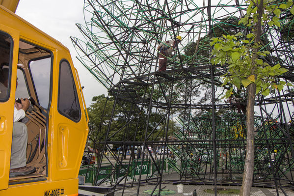 Montaje del árbol gigante de Navidad
Montaje del árbol gigante de Navidad
Fecha: Noviembre 1 de 2016
Para descargar esta fotografía en alta resolución, haga clic sobre la imagen hasta que la misma se despliegue en la pantalla completa; luego dé clic derecho y elija la opción "guardar imagen como". 
En caso de publicación por cualquier medio, solicitamos acompañarla del crédito: "Foto EPM"
Palabras clave: Montaje árbol gigante Navidad