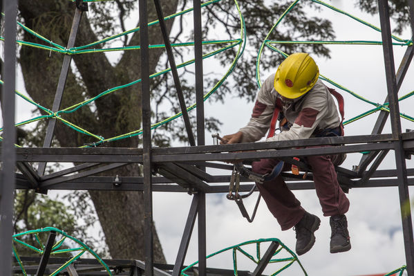 Montaje del árbol gigante de Navidad
Montaje del árbol gigante de Navidad
Fecha: Noviembre 1 de 2016
Para descargar esta fotografía en alta resolución, haga clic sobre la imagen hasta que la misma se despliegue en la pantalla completa; luego dé clic derecho y elija la opción "guardar imagen como". 
En caso de publicación por cualquier medio, solicitamos acompañarla del crédito: "Foto EPM"
Palabras clave: Montaje árbol gigante Navidad