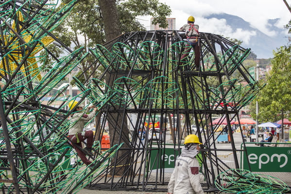 Montaje del árbol gigante de Navidad
Montaje del árbol gigante de Navidad
Fecha: Noviembre 1 de 2016
Para descargar esta fotografía en alta resolución, haga clic sobre la imagen hasta que la misma se despliegue en la pantalla completa; luego dé clic derecho y elija la opción "guardar imagen como". 
En caso de publicación por cualquier medio, solicitamos acompañarla del crédito: "Foto EPM"
Palabras clave: Montaje árbol gigante Navidad