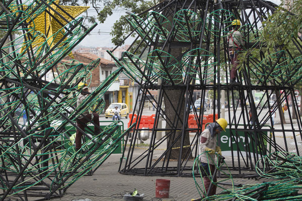Montaje del árbol gigante de Navidad
Montaje del árbol gigante de Navidad
Fecha: Noviembre 1 de 2016
Para descargar esta fotografía en alta resolución, haga clic sobre la imagen hasta que la misma se despliegue en la pantalla completa; luego dé clic derecho y elija la opción "guardar imagen como". 
En caso de publicación por cualquier medio, solicitamos acompañarla del crédito: "Foto EPM"
Palabras clave: Montaje árbol gigante Navidad