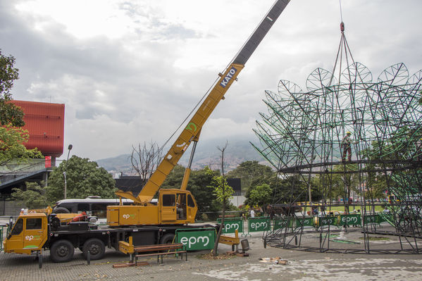 Montaje del árbol gigante de Navidad
Montaje del árbol gigante de Navidad
Fecha: Noviembre 1 de 2016
Para descargar esta fotografía en alta resolución, haga clic sobre la imagen hasta que la misma se despliegue en la pantalla completa; luego dé clic derecho y elija la opción "guardar imagen como". 
En caso de publicación por cualquier medio, solicitamos acompañarla del crédito: "Foto EPM"
Palabras clave: Montaje árbol gigante Navidad
