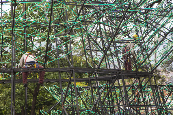 Montaje del árbol gigante de Navidad
Montaje del árbol gigante de Navidad
Fecha: Noviembre 1 de 2016
Para descargar esta fotografía en alta resolución, haga clic sobre la imagen hasta que la misma se despliegue en la pantalla completa; luego dé clic derecho y elija la opción "guardar imagen como". 
En caso de publicación por cualquier medio, solicitamos acompañarla del crédito: "Foto EPM"
Palabras clave: Montaje árbol gigante Navidad