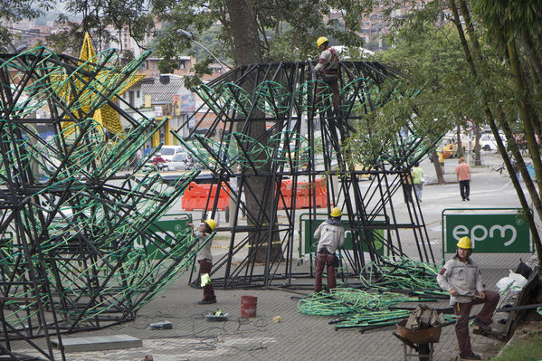 Montaje del árbol gigante de Navidad
Montaje del árbol gigante de Navidad
Fecha: Noviembre 1 de 2016
Para descargar esta fotografía en alta resolución, haga clic sobre la imagen hasta que la misma se despliegue en la pantalla completa; luego dé clic derecho y elija la opción "guardar imagen como". 
En caso de publicación por cualquier medio, solicitamos acompañarla del crédito: "Foto EPM"
Palabras clave: Montaje árbol gigante Navidad