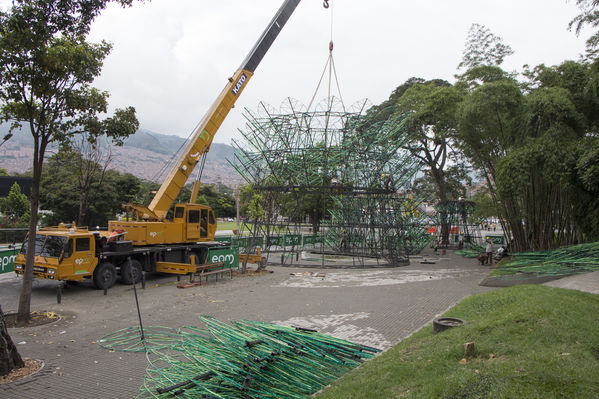 Montaje del árbol gigante de Navidad
Montaje del árbol gigante de Navidad
Fecha: Noviembre 1 de 2016
Para descargar esta fotografía en alta resolución, haga clic sobre la imagen hasta que la misma se despliegue en la pantalla completa; luego dé clic derecho y elija la opción "guardar imagen como". 
En caso de publicación por cualquier medio, solicitamos acompañarla del crédito: "Foto EPM"
Palabras clave: Montaje árbol gigante Navidad