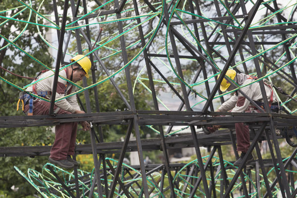 Montaje del árbol gigante de Navidad
Montaje del árbol gigante de Navidad
Fecha: Noviembre 1 de 2016
Para descargar esta fotografía en alta resolución, haga clic sobre la imagen hasta que la misma se despliegue en la pantalla completa; luego dé clic derecho y elija la opción "guardar imagen como". 
En caso de publicación por cualquier medio, solicitamos acompañarla del crédito: "Foto EPM"
Palabras clave: Montaje árbol gigante Navidad